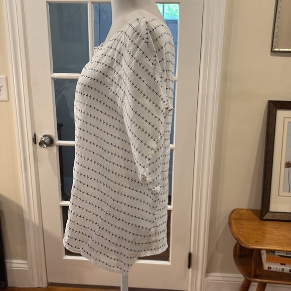 Cynthia Rowley rayon sleeveless top.white w/honeybee design. Size XL - Picture 3 of 6